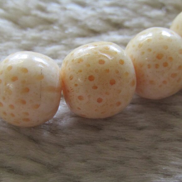 Vintage White Sponge Coral Collar Necklace. - Picture 4 of 7